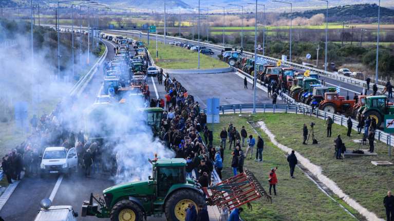 "Να εφαρμοστεί ο νόμος", λέει η κυβέρνηση για τα αγροτικά μπλόκα - "Κομματικά εγκάθετοι πυρπολούν τη συνάντηση"