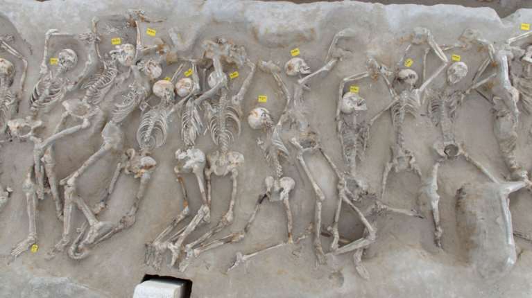 Φάληρο: Οι "Δεσμώτες επιστρέφουν" στην αρχική τους θέση, προστατευμένοι από  μουσειακό κέλυφος [εικόνες]