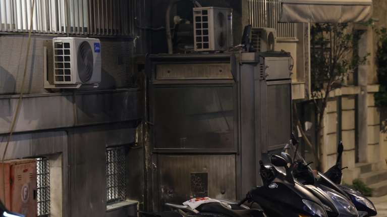 Συναγερμός: Επίθεση αγνώστων με μολότοφ στο ΑΤ Κυψέλης - 14 προσαγωγές και ζημιές σε ΙΧ [βίντεο]