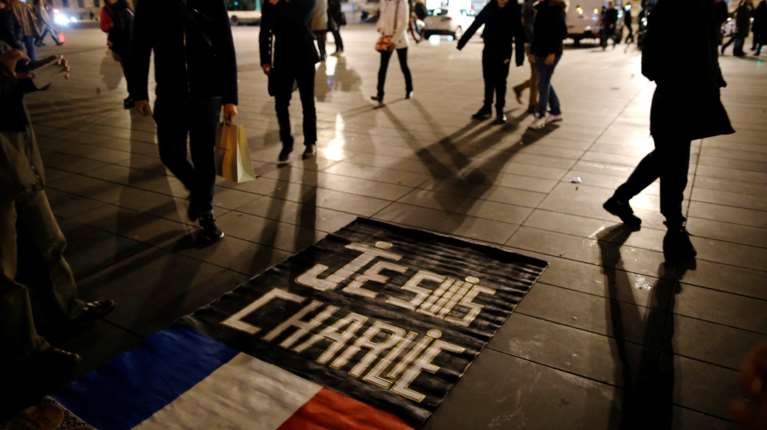 Σοκάρει ο Πακιστανός που επιτέθηκε με μπαλτά στα παλιά γραφεία του Charlie Hebdo- "Ήθελα να σκοτώσω, να εκδικηθώ για τον Προφήτη"