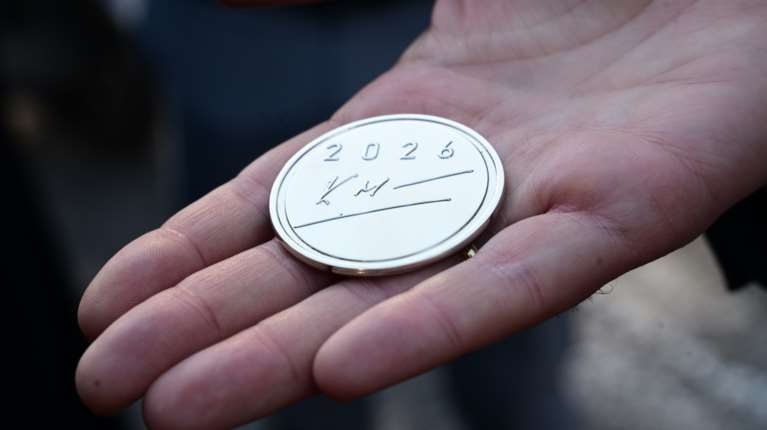 Κυριάκος Μητσοτάκης: Έδωσε ασημένιο γούρι με τα αρχικά του στους βουλευτές της ΝΔ [εικόνες]