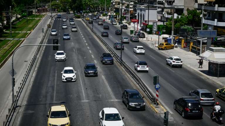 Πάνω από 300.000 οχήματα χωρίς ασφάλεια, ΚΤΕΟ και τέλη κυκλοφορίας: Ερχονται "ραβασάκια" της εφορίας με βαριά πρόστιμα