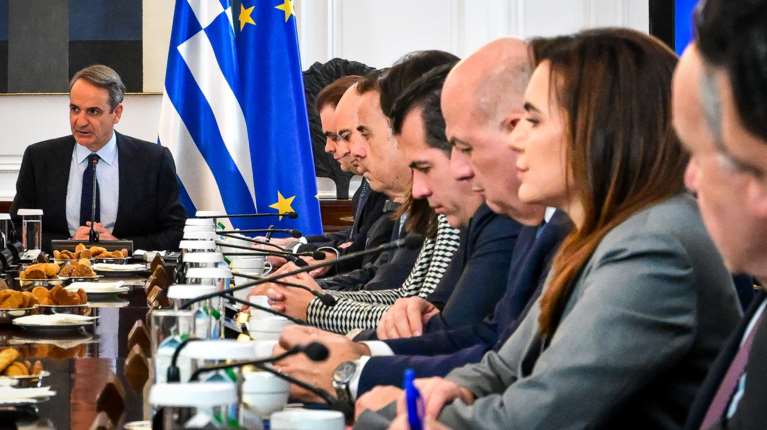 Ολιγόλεπτη συνάντηση Κυριάκου Μητσοτάκη με Όλγα Κεφαλογιάννη στο Μαξίμου, μετά το υπουργικό συμβούλιο