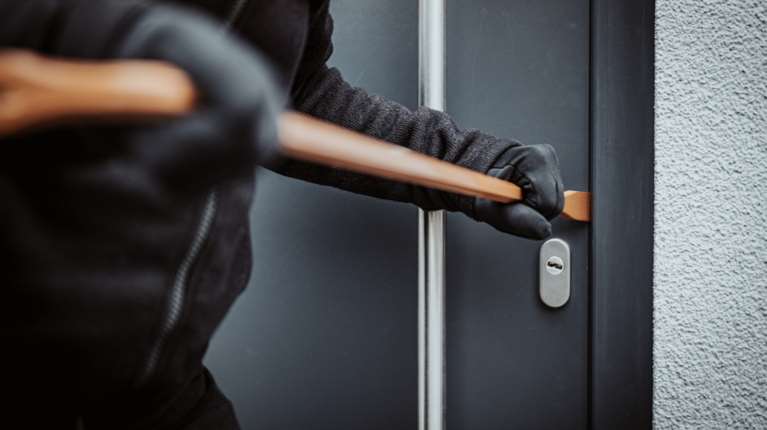 Ανάβυσσος: Διάρρηξη &quot;μαμούθ&quot; σε πολυτελή μονοκατοικία Ουκρανών - Έφυγαν με λεία 230.000 ευρώ και το τζιπ της οικογένειας