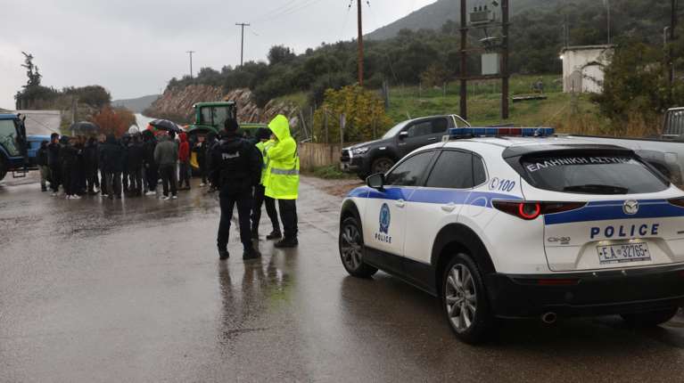 Η ΕΛΑΣ απαντά γιατί κλείνει τους δρόμους που έχουν ανοίξει οι αγρότες για τα ΙΧ