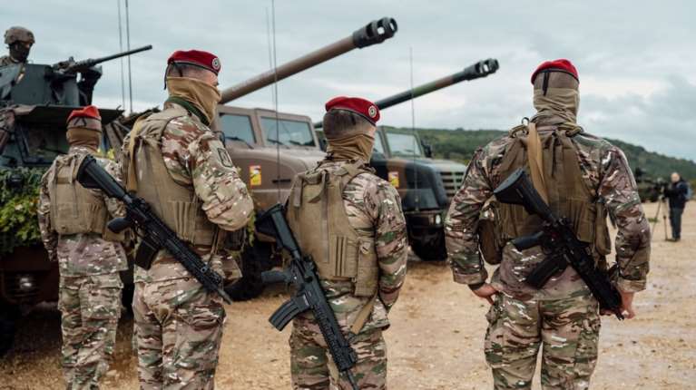 Σάλος στη Γαλλία με τις δηλώσεις Α/ΓΕΕΘΑ: Η χώρα να είναι έτοιμη να χάσει τα παιδιά της σε πόλεμο με τη Ρωσία