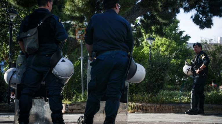 Αστυνομικός παρασύρθηκε από αυτοκίνητο στα Εξάρχεια