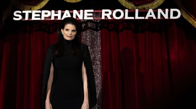 Η Αθηνά Ωνάση με λουκ α λα Τζάκι Κένεντι σε επίδειξη μόδας - Η σπάνια εμφάνιση της χρυσής κληρονόμου