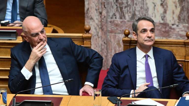 Οι λεπτές ισορροπίες στη σχέση Μαξίμου - Δένδια