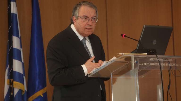 Ο Μπαμπινιώτης μας διορθώνει: Το σωστό δεν είναι ακόλουθος στο Facebook αλλά...