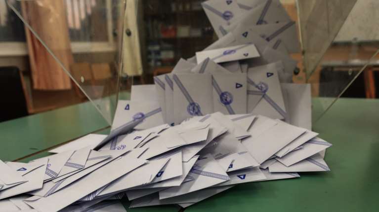 Δημοσκόπηση Interview: Η ΝΔ χάνει σε 4 περιφέρειες - &quot;Πρασινίζουν&quot; Κρήτη, Πελοπόννησος, Δυτική Ελλάδα και Ήπειρος