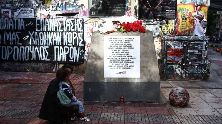 Επέτειος Γρηγορόπουλου: Πολίτες αφήνουν λουλούδια στο μνημείο στα Εξάρχεια [βίντεο]