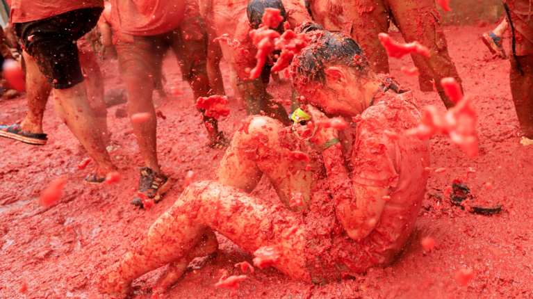 Τοματοπόλεμος στην Ισπανία: Χιλιάδες κόσμος βάφτηκε κόκκινος στο φεστιβάλ &quot;Τοματίνα&quot; [εικόνες]