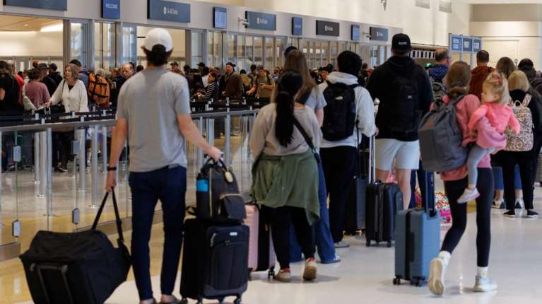 ΗΠΑ: Χάος και καθυστερήσεις σε αεροδρόμια λόγω έλλειψης ελεγκτών - Ακυρώθηκαν δεκάδες πτήσεις