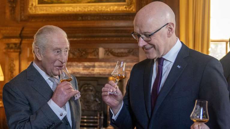 Βασιλιάς Κάρολος: Η "αμαρτία" στην οποία δεν μπόρεσε να αντισταθεί - Κατά την επίσκεψή του στη Σκωτία