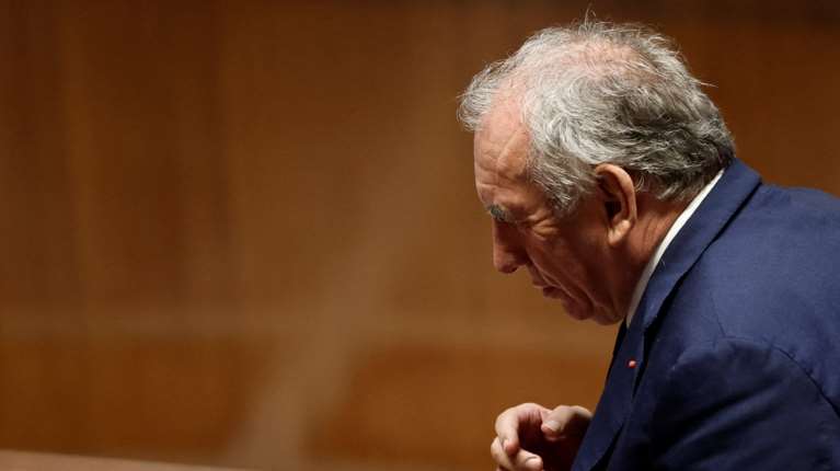 Κρίσιμες ώρες στη Γαλλία: Έπεσε η κυβέρνηση Μπαϊρού - Δεν πήρε ψήφο εμπιστοσύνης