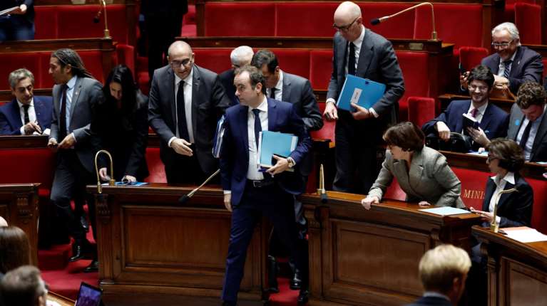 Γαλλία: Επιβίωσε ο πρωθυπουργός Λεκορνί- Απορρίφθηκαν και οι δυο προτάσεις μομφής, χάρη στους σοσιαλιστές