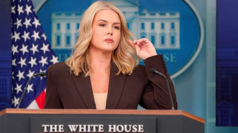 &quot;Η μάνα σου&quot;: Χυδαία απάντηση της Λέβιτ σε δημοσιογράφο που ρώτησε για τη συνάντηση Τραμπ-Πούτιν στη Βουδαπέστη