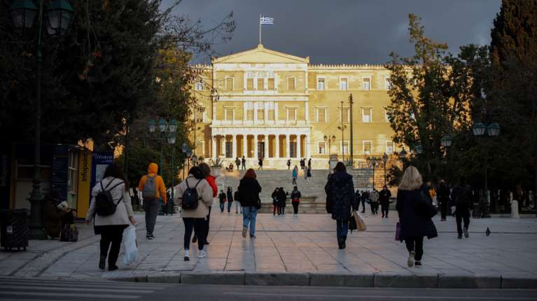 Κλείσιμο της χρονιάς με τέσσερις φορολογικές υποχρεώσεις αλλά και με επιδόματα - Τι πληρώνουμε, τι εισπράττουμε