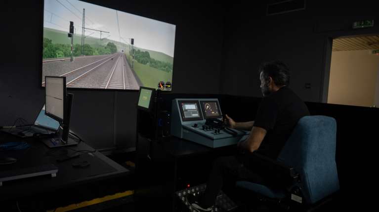 Σε ειδικό προσομοιωτή για τo αυτόματο φρένο των τρένων εκπαιδεύονται οι μηχανοδηγοί για πρώτη φορά