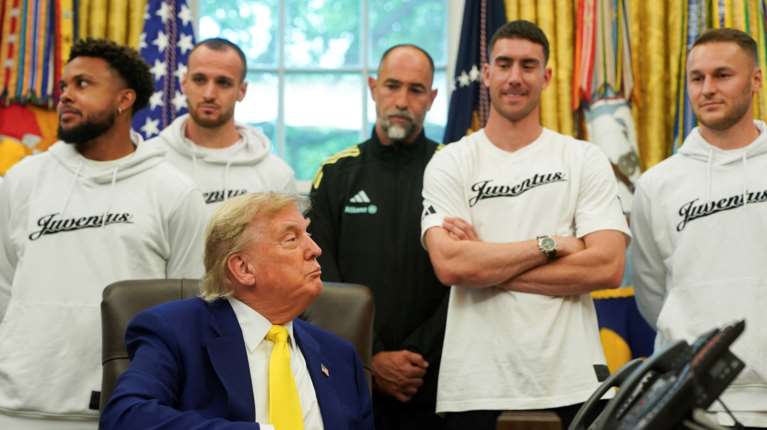 &quot;Θα είχατε γυναίκα στην ομάδα σας;&quot;: Η αμήχανη στιγμή που ο Τραμπ ρωτά τους παίκτες της Γιουβέντους για… τρανς αθλητές [βίντεο]