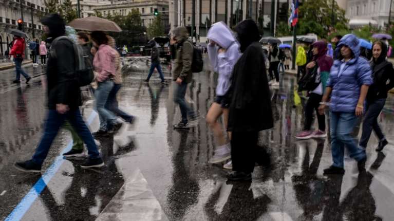 Αγριεύει ο καιρός: Ποιες περιοχές θα &quot;χτυπήσει&quot; η κακοκαιρία  - Με πιθανότητα ασθενών βροχών ο Μαραθώνιος - Χάρτης