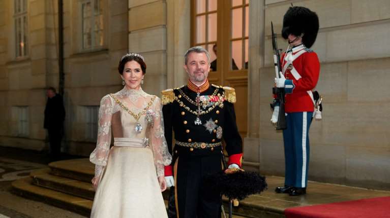 Δανία: Η βασίλισσα Μαίρη εντυπωσίασε με ιστορική τιάρα στην έναρξη των πρωτοχρονιάτικων εορτασμών [εικόνες]