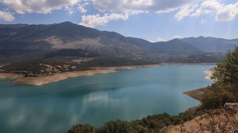 &quot;Καμπανάκι&quot; από το Εθνικό Αστεροσκοπείο: Καταγράφηκε η μικρότερη έκταση της λίμνης του Μόρνου από το 2014