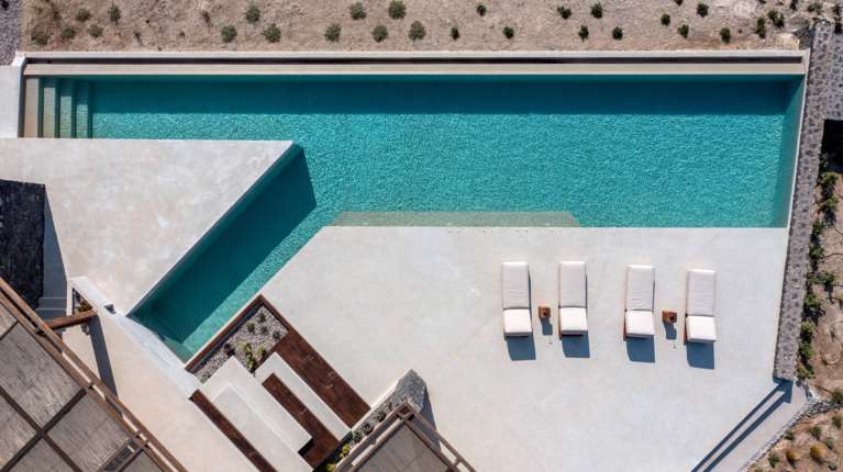 Ένα σπίτι βάζει σε τάξη την οικοδομική αναρχία της Σαντορίνης