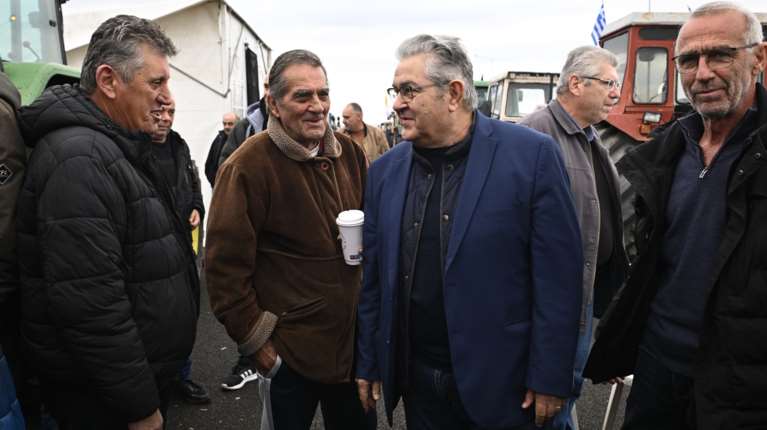 Στο μπλόκο του Ε-65 ο Κουτσούμπας: Το ΚΚΕ στηρίζει τα μπλόκα των αγροτών χωρίς &quot;ναι μεν, αλλά&quot;