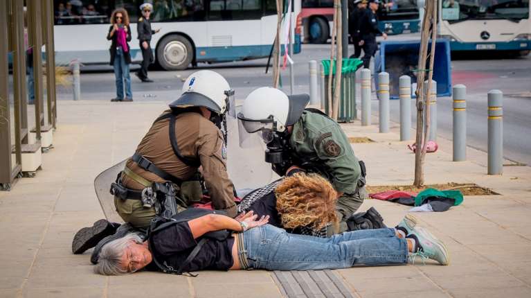 Επεισόδια στη Σούδα: ΜΑΤ εναντίον διαδηλωτριών - &quot;Μη, έχει την καρδιά της, είμαστε οι δάσκαλοι των παιδιών σας&quot;