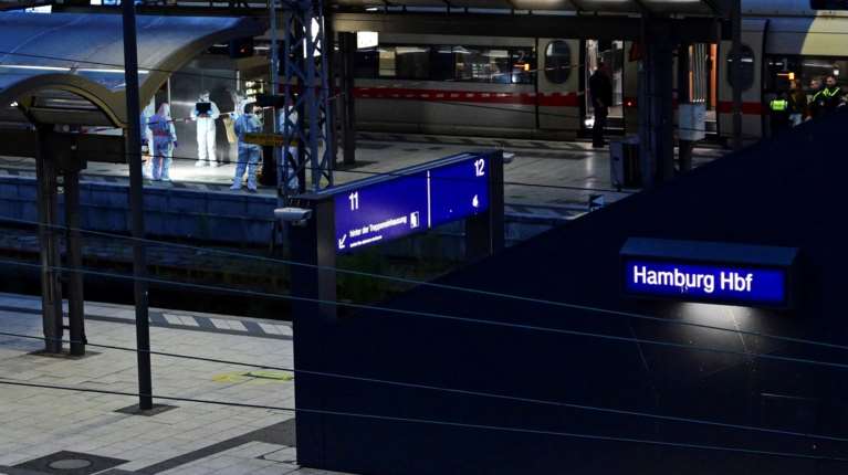 Αμβούργο: Τουλάχιστον 17 τραυματίες στην επίθεση με μαχαίρι στον σιδηροδρομικό σταθμό- Συνελήφθη 39χρονη Γερμανίδα