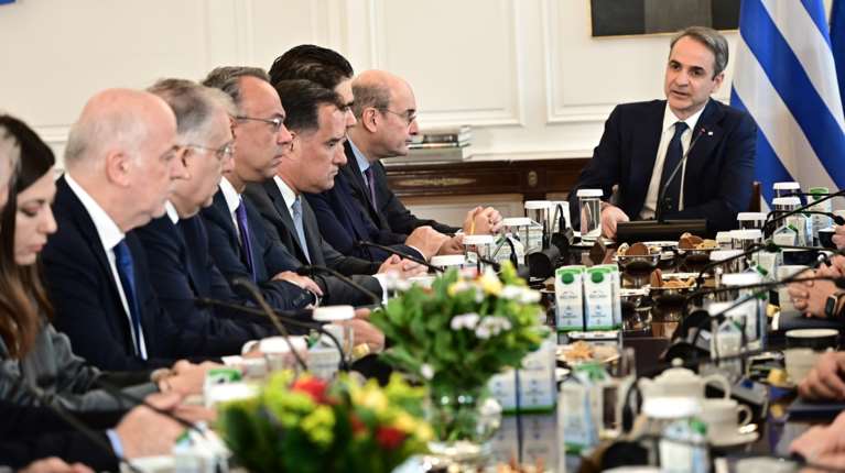 Με σκιάχτρο τον Τσίπρα η επίθεση της κυβέρνησης στο ΠΑΣΟΚ: &quot;Οταν πατάς σε δύο βάρκες, πέφτεις στη μέση&quot;