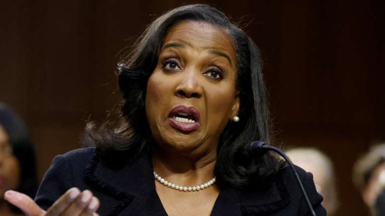 Ο Τραμπ απέπεμψε το μέλος του ΔΣ της FED, Λίζα Κουκ - &quot;Δεν παραιτούμαι&quot;, απαντά η ίδια