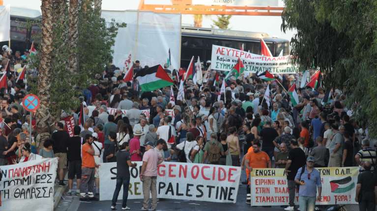 Πειραιάς: Συγκέντρωση κατά της άφιξης του ισραηλινού κρουαζιερόπλοιου "Crown Iris"- Διαδηλωτές πέταξαν γιαούρτια [βίντεο]