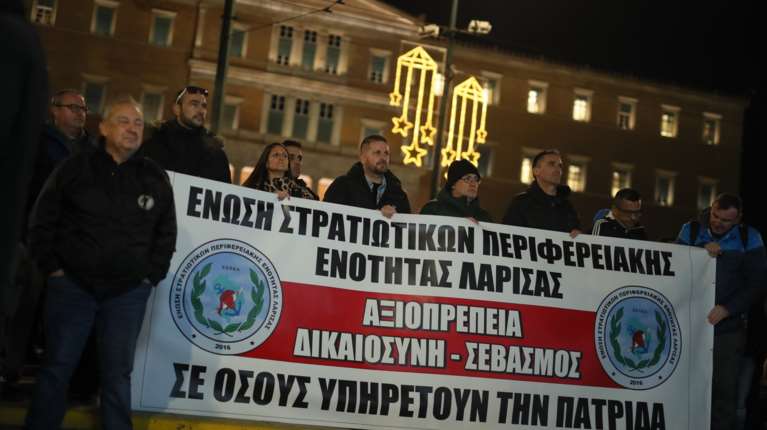 Σύνταγμα: Συγκέντρωση στρατιωτικών κατά της ψήφισης του νομοσχεδίου του ΥΠΕΘΑ [εικόνες - βίντεο]