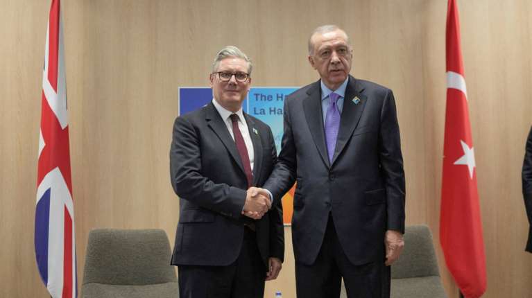 Άγκυρα: Με έφιππο άγημα και κανονιοβολισμούς υποδέχθηκε τον Στάρμερ ο Ερντογάν - Στο επίκεντρο τα Eurofighter