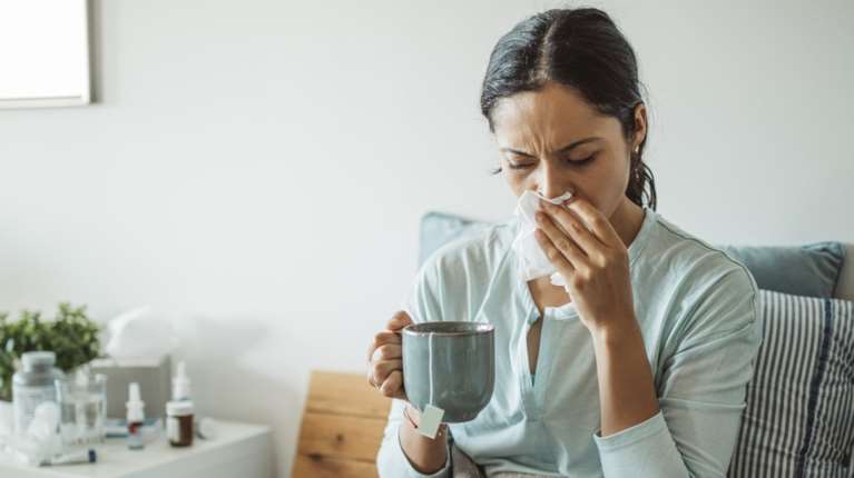 Σε έξαρση η γρίπη, γεμίζουν τα νοσοκομεία - Τρέχουν για εμβόλιο της τελευταίας στιγμής, πότε αναμένουμε κορύφωση