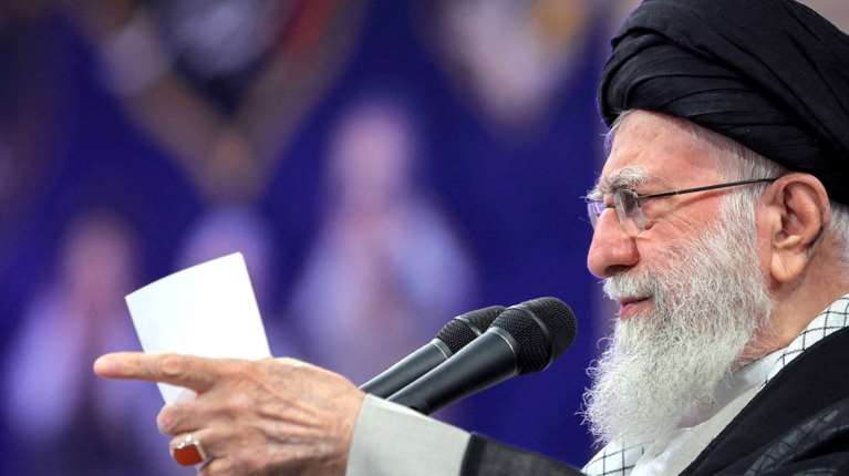 Ο Χαμενεΐ τα βάζει με τον Τραμπ: "Σαμποτέρ οι διαδηλωτές στο Ιράν - Καταστρέφουν για να τον ευχαριστήσουν"