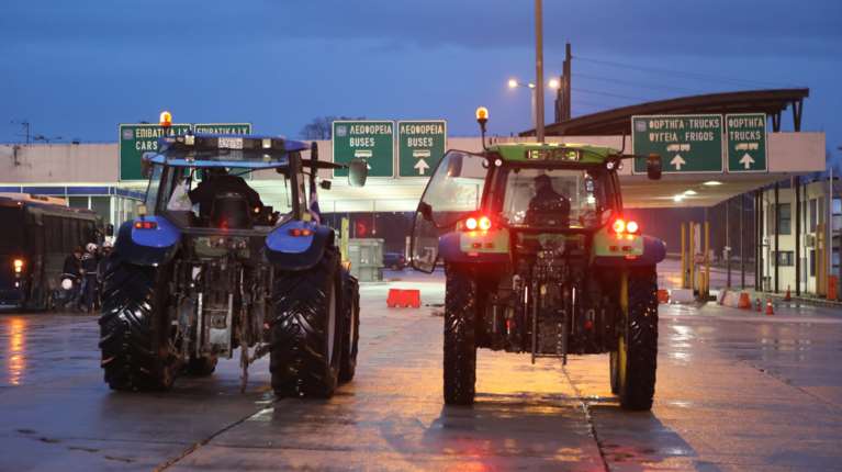 Προμαχώνας: Σε επ’ αόριστον κλείσιμο της διέλευσης των φορτηγών προχωρούν οι αγρότες