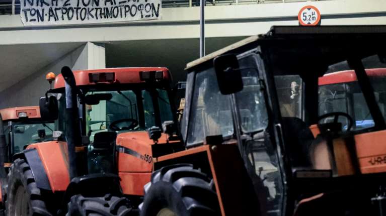 Το Σάββατο στο μπλόκο Νίκαιας κρίνονται τα επόμενα βήματα αγροτών και κτηνοτρόφων - Πώς απαντά η κυβέρνηση