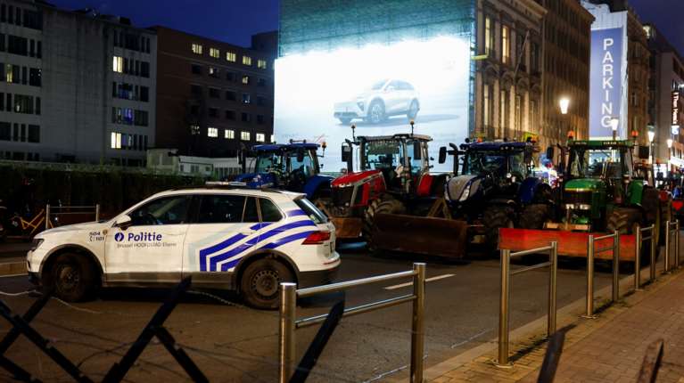 Χιλιάδες αγρότες με τρακτέρ στους δρόμους των Βρυξελλών ενόψει της Συνόδου Κορυφής
