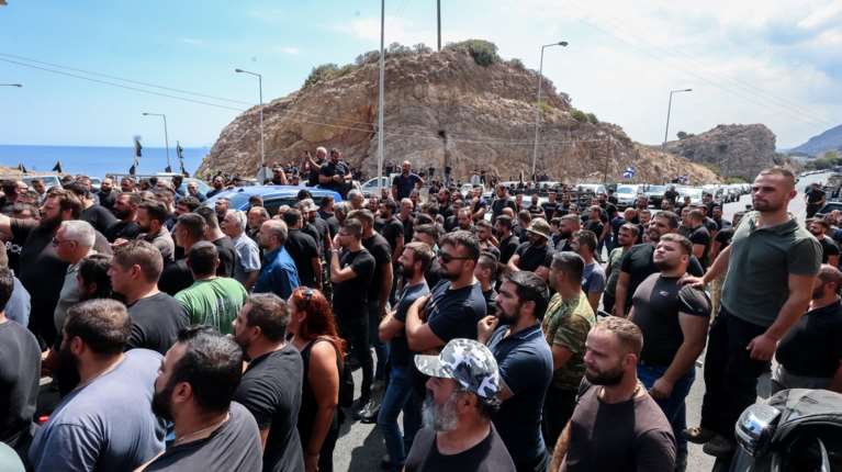 Ηράκλειο: Μπλόκα από τους αγροτοκτηνοτρόφους σε κόμβο αεροδρομίου και ΒΟΑΚ [εικόνες - βίντεο]