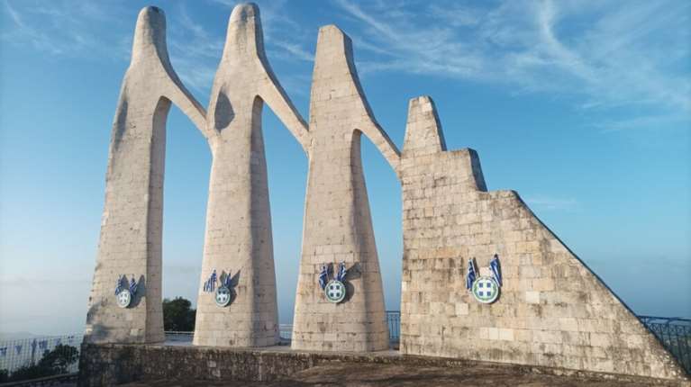 Πρέβεζα: Καταγγέλλονται οι "υπερπατριώτες" του Δήμου πως κατέστρεψαν το μνημείο "Ο Χορός του Ζαλόγγου"