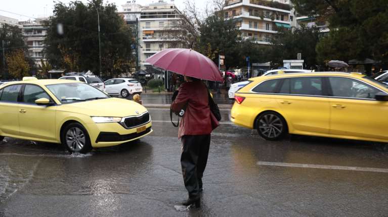 Αστατος ο καιρός σήμερα με βροχές και άνοδο της θερμοκρασίας - Πού θα χρειαστείτε ομπρέλα