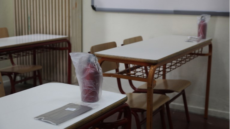 μάσκες και παγουρίνο στα σχολεία