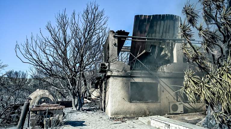 Παλαιά Φώκαια: Προανάκριση για τα αίτια της φωτιάς - Ανοικτό το ενδεχόμενο να προκλήθηκε από καλώδιο του ΔΕΔΔΗΕ