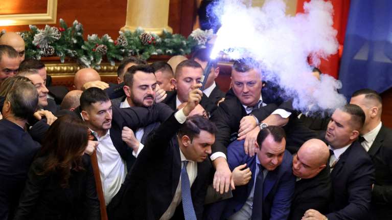 Αλβανία: Χάος στο κοινοβούλιο με συγκρούσεις βουλευτών - Άναψαν καπνογόνα, πέταξαν νερά [εικόνες - βίντεο]