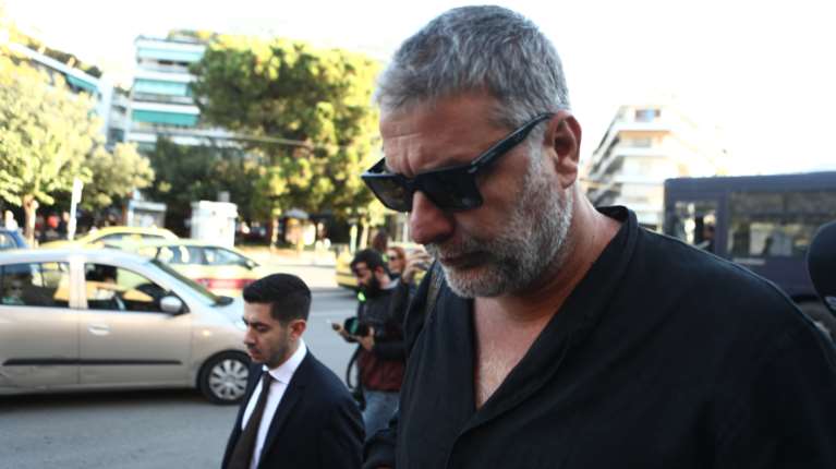 Στην Ευελπίδων ο Βασίλης Μπισμπίκης - Δικάζεται για το τροχαίο στη Φιλοθέη [εικόνες - βίντεο]