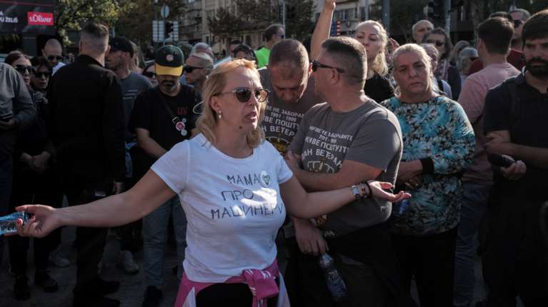 Σερβία όπως Σύνταγμα: Απεργία πείνας ξεκινά μητέρα θύματος της σιδηροδρομικής τραγωδίας του Νόβι Σαντ [εικόνες - βίντεο]